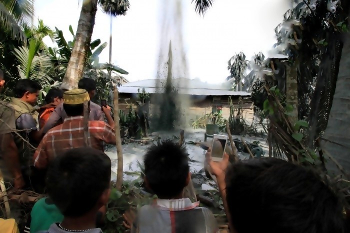 Pasca Gempa, Warga Aceh Digegerkan Dengan Semburan Gas Liar dari Perut Bumi