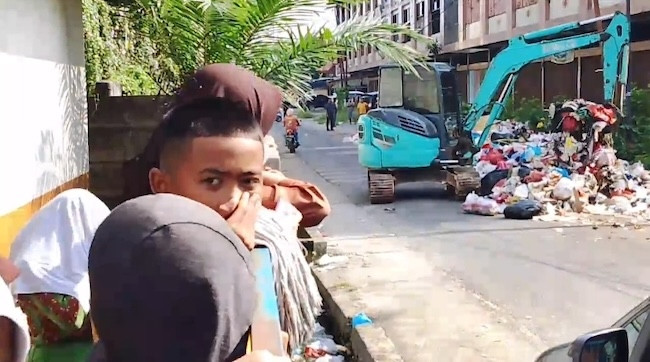 Tegas! DLHK Pekanbaru Bersihkan TPS Dekat Sekolah yang Dikeluhkan Warga