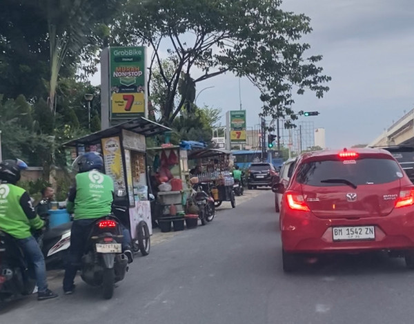 Warga Keluhkan Kemacetan di Mal SKA Pekanbaru, Aktivitas PKL Dinilai Memicu Macet