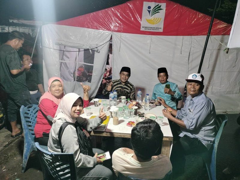 Syamsul Bahri Dampingi Korban Banjir Pekanbaru Hingga Sahur