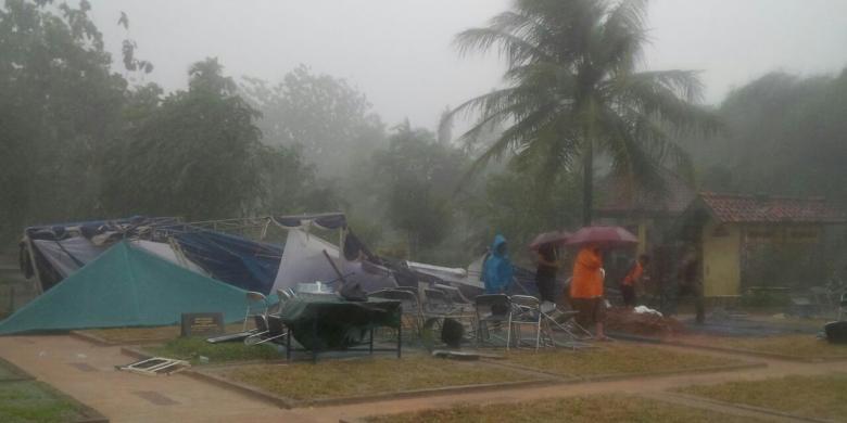 Angin Kencang, Hujan Deras dan Sambaran Petir Saat Pemakaman Sutan Bhatoegana