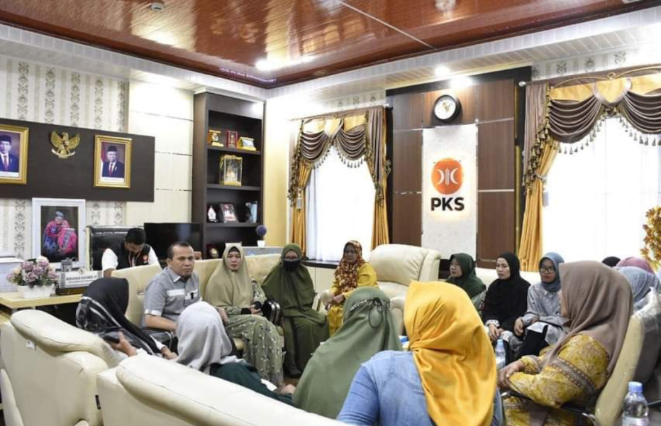 Pimpinan DPRD Sabarudi Terima Audiensi Emak-emak di Kantornya