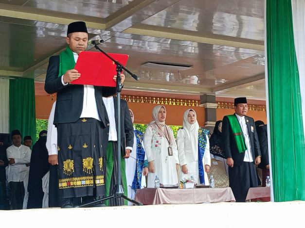 Ribuan Santri Padati Lapangan Limuno, Gubri Abdul Wahid Pimpin Upacara Hari Santri Nasional