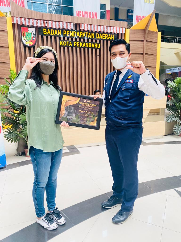 Siswi Cantik SMA Cendana Pekanbaru Terima Penghargaan dari Bapenda Karena Postingannya di Medsos