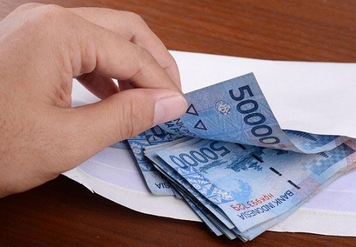 Corona Jangkiti Pegawai Bank, Amankah Pegang Uang Kertas?