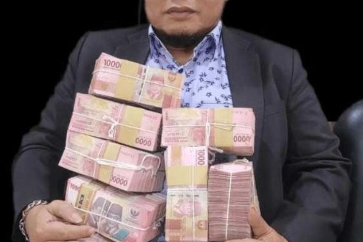Viral ... Anggota DPRD Pelalawan Pamerkan Uang Mencapai 1 Miliar Dipanggkuannya