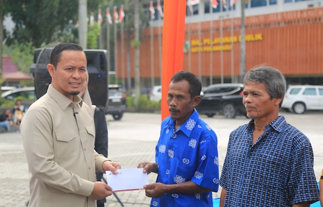 Walikota Agung Nugroho Serahkan Bantuan Rp900 Ribu untuk Ratusan Keluarga Miskin Ekstrem di Pekanbaru