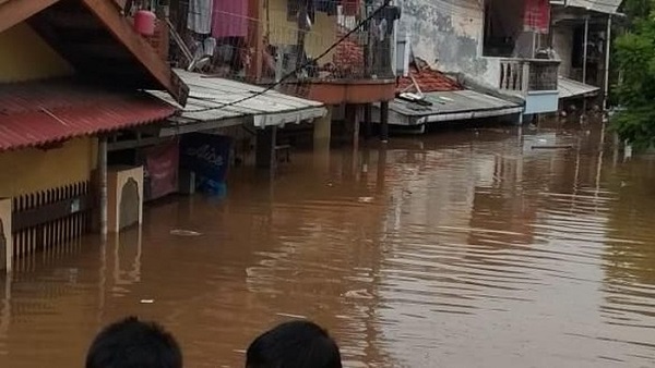 Hampir 18 Jam Banjir di Rawajati, Masih Ada Warga yang Belum Dievakuasi