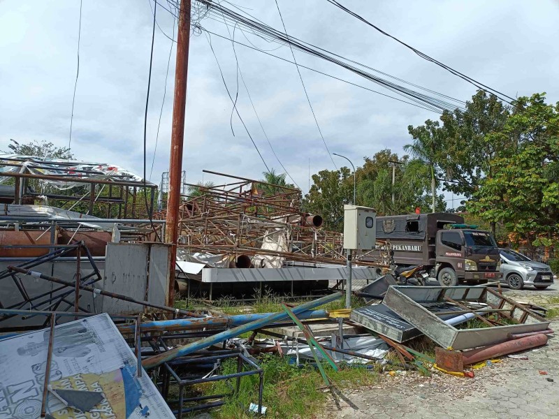 Penertiban Tiang Reklame Liar di Pekanbaru Berlanjut, Jalan Riau Jadi Target
