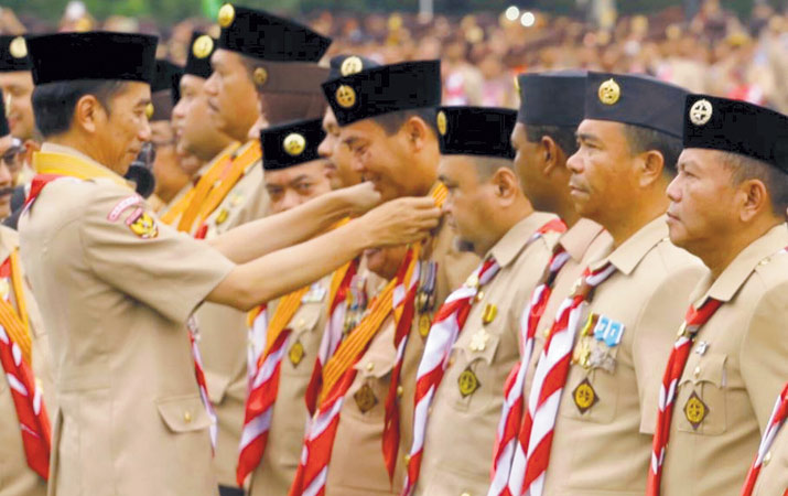Peduli Pramuka, H Firdaus Raih Lencana Melati dari Presiden Jokowi