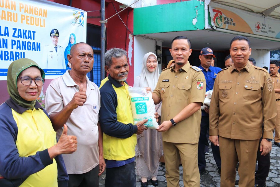 Wali Kota Pekanbaru Salurkan Bantuan Pangan untuk 2.200 Petugas Kebersihan Kota Bertuah
