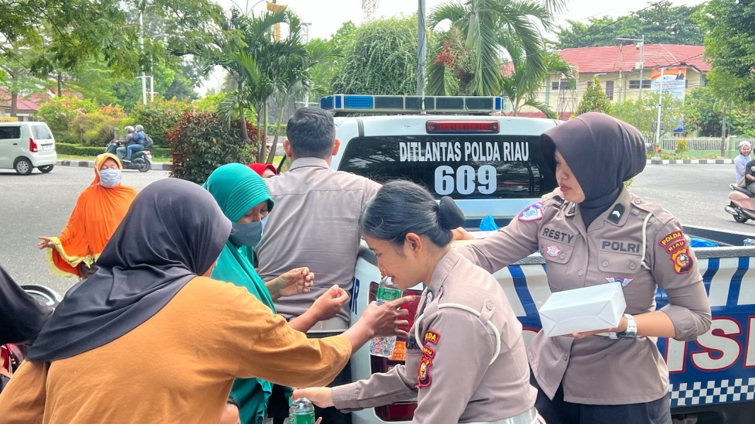 Jumat Barokah, Polantas Riau Bagikan Nasi dan Edukasi Keselamatan Lalu Lintas