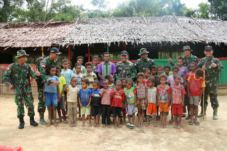 Rumah Pintar Beratap Daun Sagu Cerdaskan Warga di Tatakra, Papua
