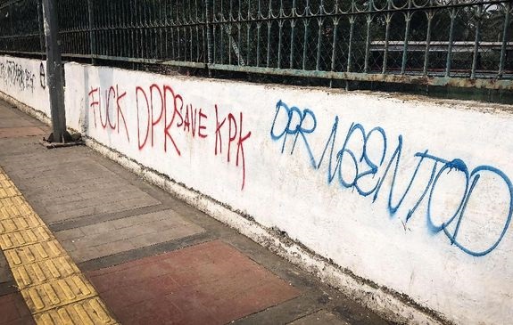 Sisa Gas Air Mata dan Mural Perlawanan Mahasiswa di Senayan