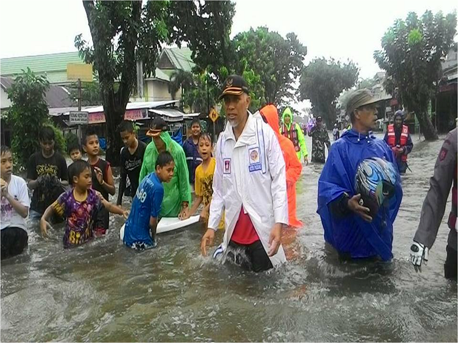 Walikota Padang Seharian di Tengah Banjir