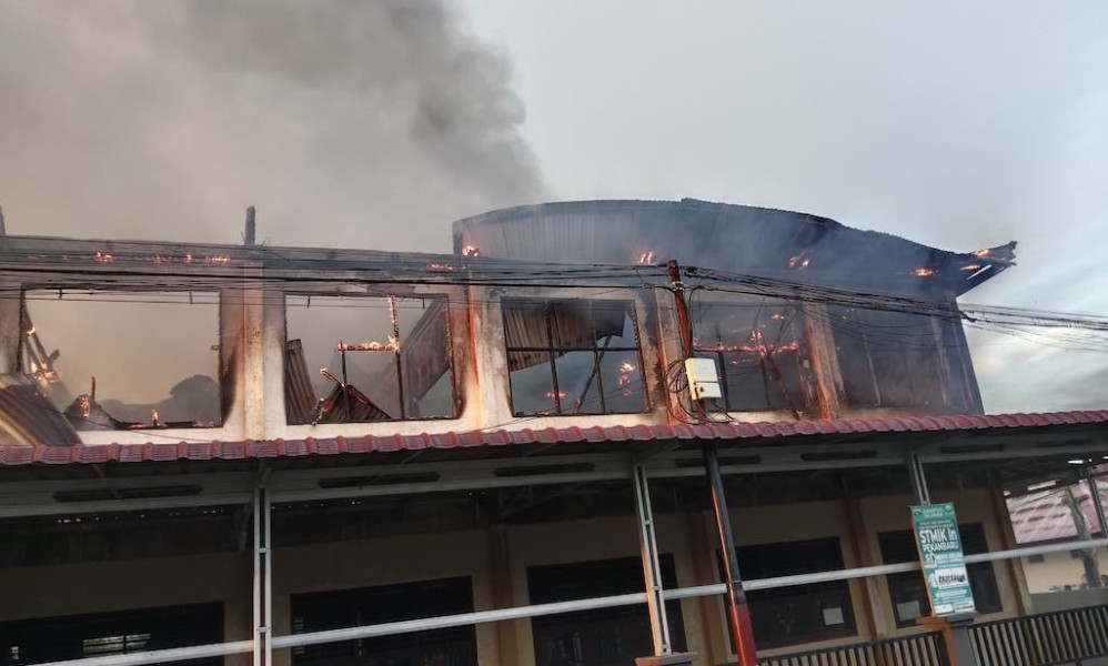 Kebakaran di SMA Negeri 1 Tebing Tinggi, Petugas Damkar Kesulitan karena Armada Terbatas