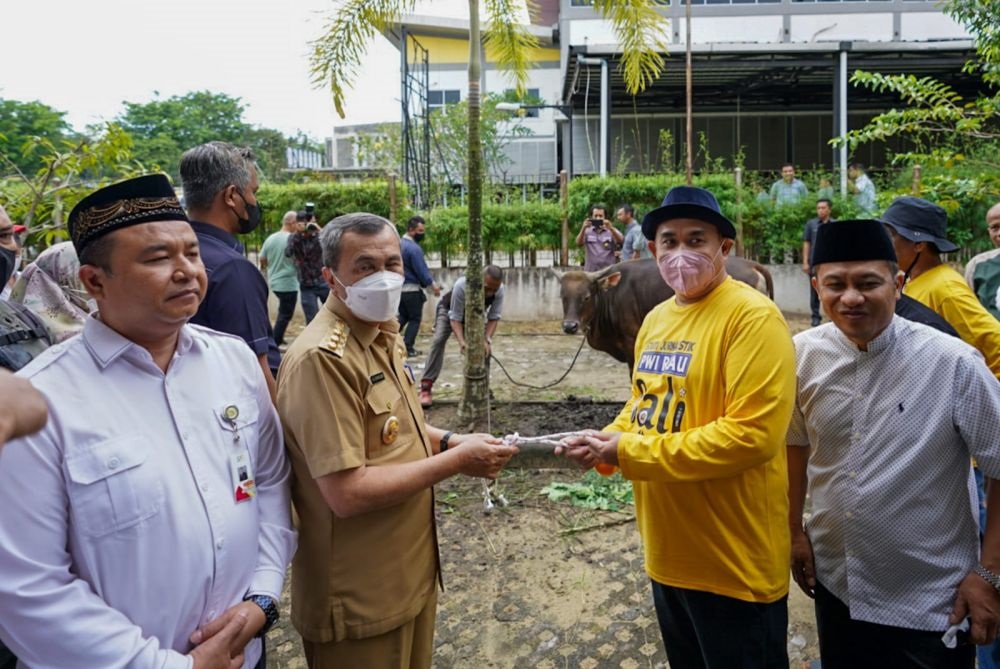 Gubri Hadiri Pemotongan Hewan Kurban di PWI Riau