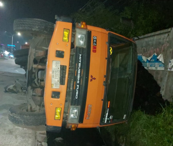 Truk Parkir di Soebrantas Jatuh ke Parit Akibat Semenisasi Jalan Ambruk