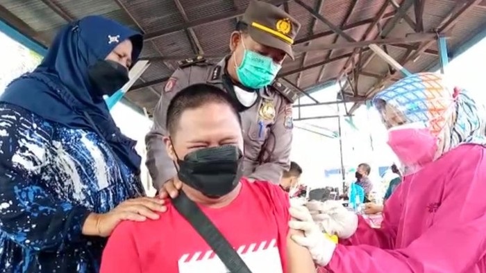 Pria 30 Tahun di Riau Nangis Sesegukan Disuntik Vaksin, Ibunya Acungi Jempol