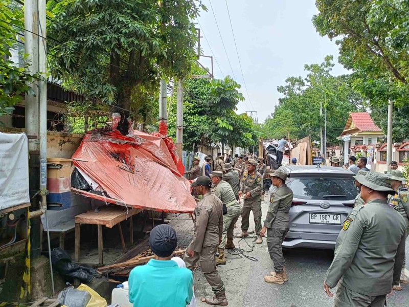 Satpol PP Bongkar 20 Bangunan Liar di Jalan Mustika Pekanbaru, Ganggu Lingkungan RSUD