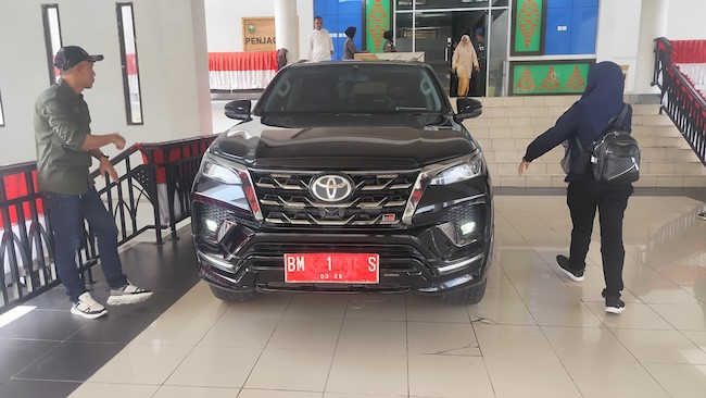 Mobil Dinas Bupati Siak Terancam Ditarik! Ternyata Hasil Sewa, Bukan Aset Daerah