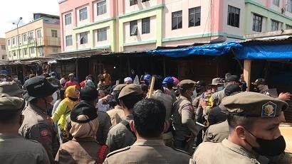Relokasi Pedagang Agus Salim, Balok Kayu Melayang ke Arah Petugas