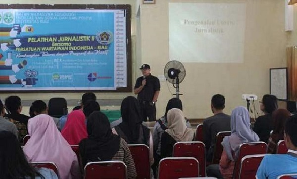 PWI Riau Ajak Mahasiswa Berantas Berita Bohong