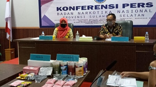 Pasutri di Makassar Ditangkap Saat Jemput Paket 2.923 Ekstasi dari Riau