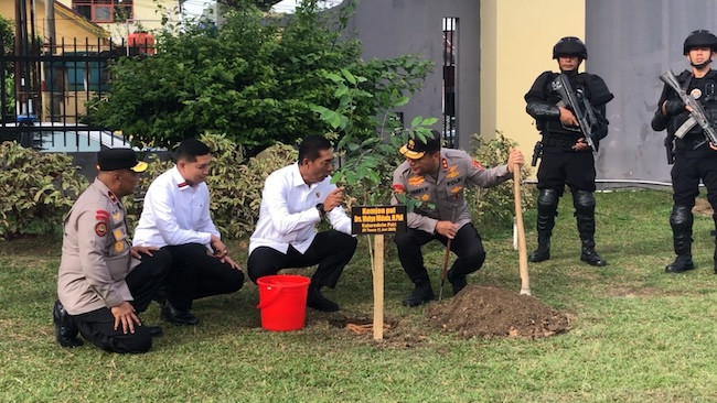 Kabareskrim Polri Tanam Pohon Gaharu di Polda Riau, Dukung Pelestarian Lingkungan
