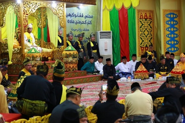 Penabalan Gelar Kehormantan Adat dari LAM Riau, Ustaz Abdul Somad Harus Tetap Jadi Ulama Umat Bukan
