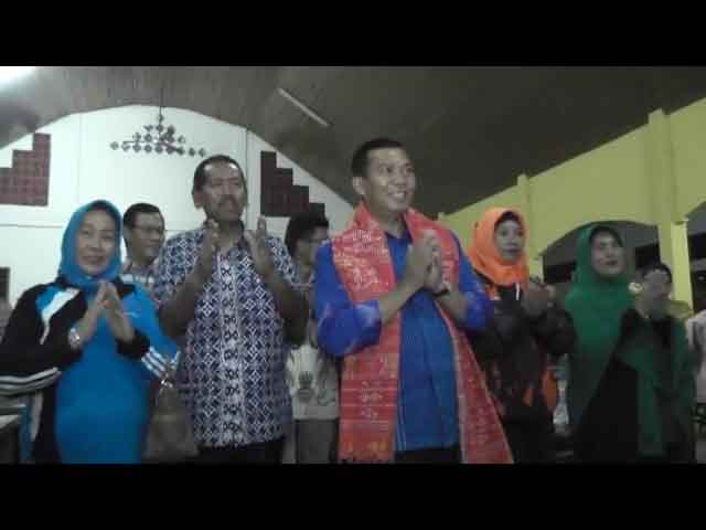 Gagahnya H Firdaus Saat Mengenakan Ulos