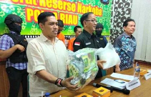 Direktorat Narkoba Polda Riau Sita Bungkusan Teh Cina Berisi 4 Kilogram Sabu, 2 Warga Pekanbaru Dita