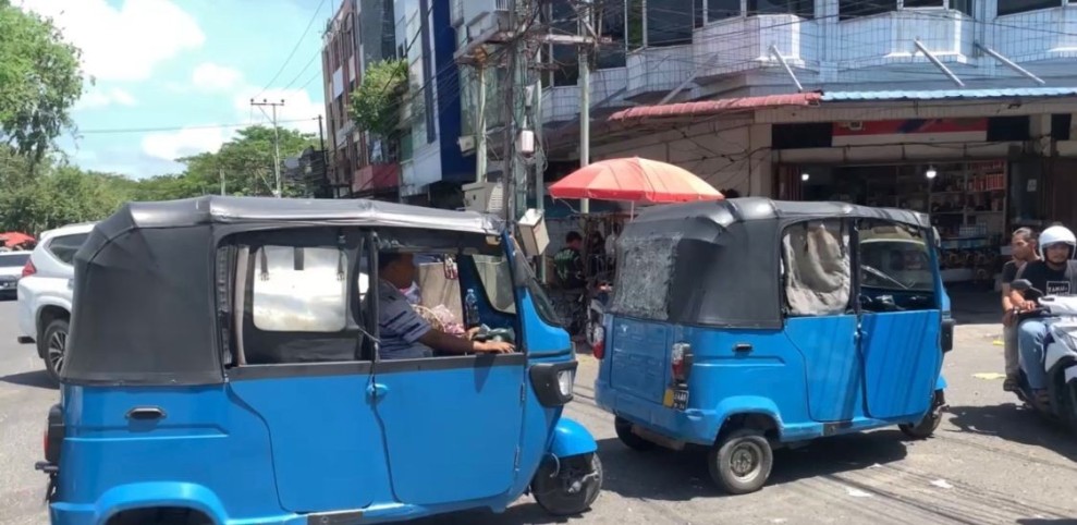Di Tengah Gempuran Transportasi Online, Bajaj Tua Masih Beroperasi di Pasar Sago Pekanbaru