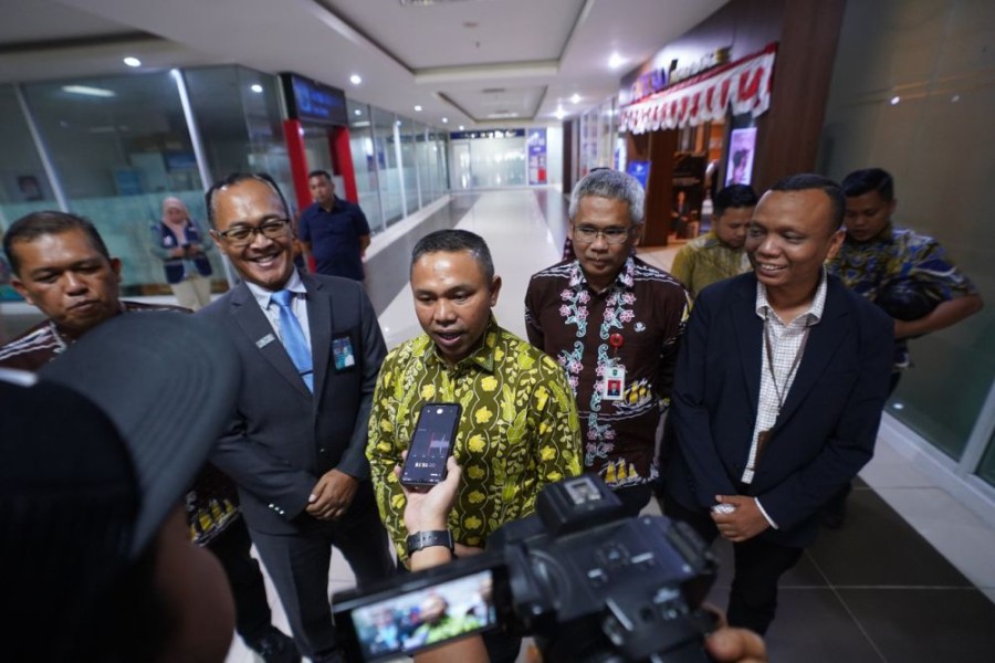 Gubernur Riau Abdul Wahid Tinjau Bandara SSK II, Bahas Rencana Relokasi dan Pengembangan