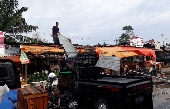 Takut Diratakan Buldozer, PKL Pasar Arengka Bongkar Lapak Sendiri