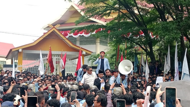 Ketua DPRD Riau Temui Ribuan Mahasiswa yang Tuntut Bebaskan Khariq Anhar