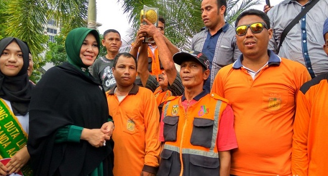 JK Beri Piala Adipura, Walikota Banda Aceh Ajak Petugas Kebersihan Arak Piala Tersebut