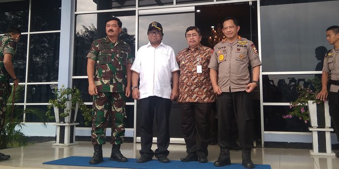 Masih ditemukan jalan 'tikus', perbatasan Entikong dijaga ketat TNI-Polri