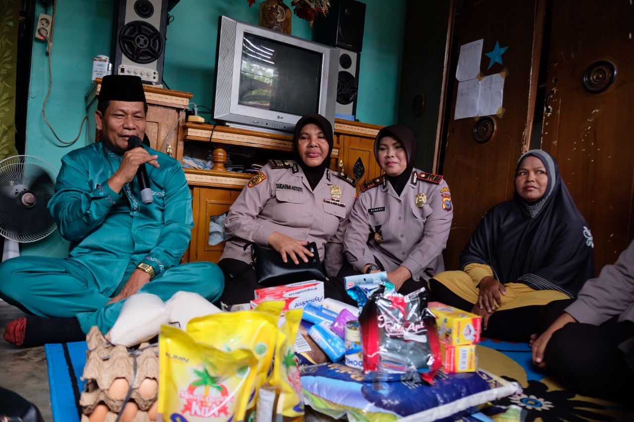 Hut Polwan ke-70, Polwan Polresta Pekanbaru  kunjungi warga kurang mampu