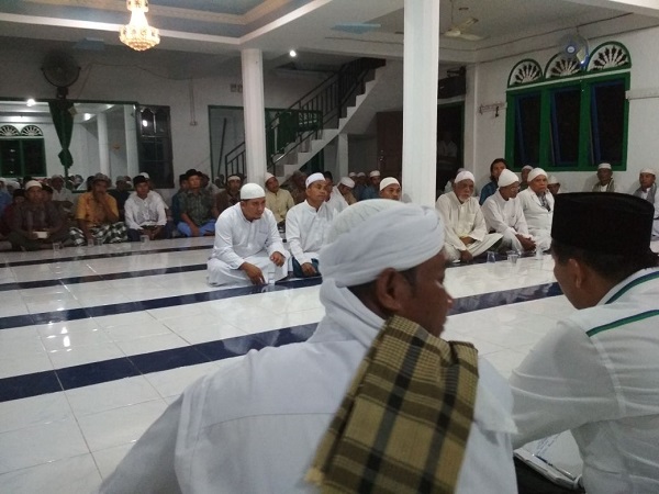 Jamaah Surau Suluk Thariqat Berdoa Untuk Kemenangan Firdaus - Rusli