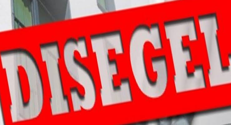 Berbalas Pantun! Setelah Listrik Balai Bupati Kampar Diputus, Giliran Pemkab Segel Kantor PLN