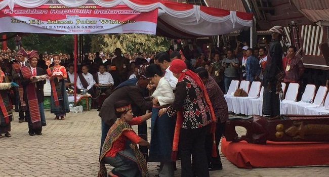 Jokowi Dapat Hadiah Pakaian Adat Batak dari Masyarakat
