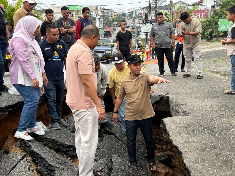 Wali Kota Pekanbaru Tinjau Jalan Lobak yang Amblas, Perbaikan Dimulai Hari Ini