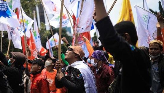 Memperingati Hari Perempuan Internasional, Disertai Dengan Buruh Demo Besar-besaran di Depan DPR