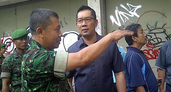 Ridwan Kamil melayat ke rumah duka guru ditusuk preman terminal