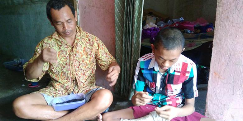 Tak Mau Mengemis, Ayah dan Anak yang Lumpuh Ini Pilih Jadi Perajin Merci