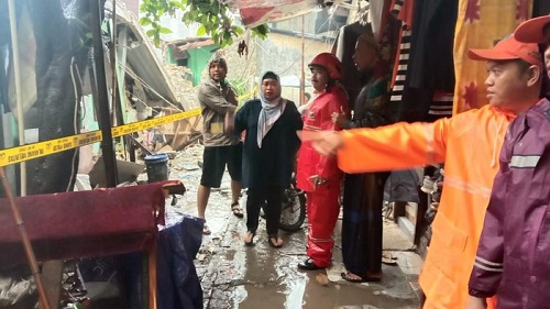 Kosan 20 Kamar 3 Lantai di Mampang Jaksel Roboh, 1 Orang Terluka