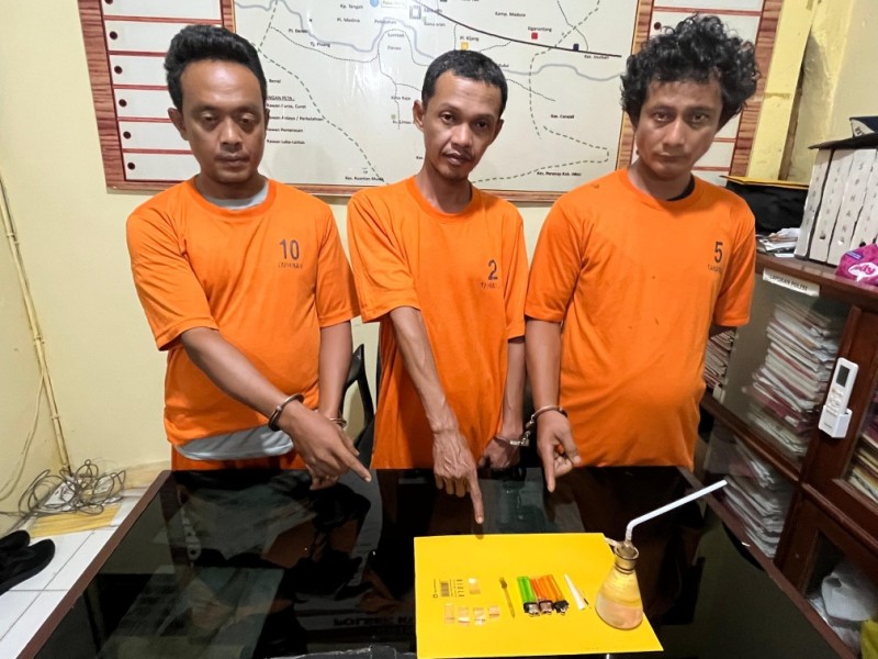 Polisi Grebek Rumah di Kuantan Hilir, Temukan Tiga Pemakai Sabu dan Alat Hisap