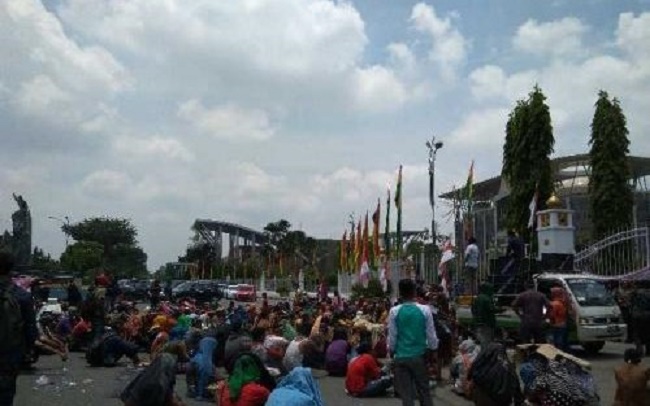 Ratusan Suku Sakai Geruduk Kantor Gubernur Riau