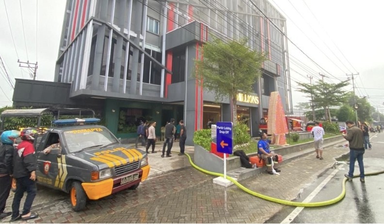 Hotel Hollywood Pekanbaru Terbakar, Satu Korban Jiwa dan Belasan Sesak Napas